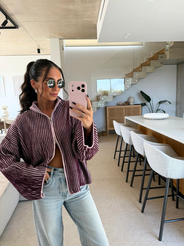 Zipper Cardigan Streifen – Bordeaux – Outfit-Ansicht mit Jeans | Lisa’s Boutique