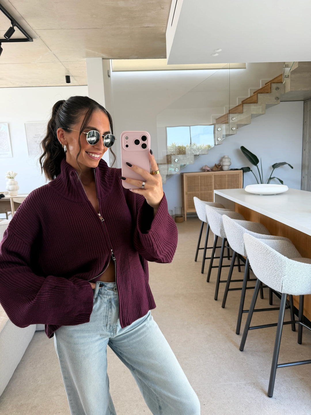 Gerippter Zip Cardigan – Bordeaux – Outfit-Ansicht mit Jeans | Lisa’s Boutique