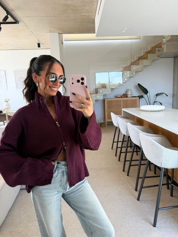 Gerippter Zip Cardigan – Bordeaux – Outfit-Ansicht mit Jeans | Lisa’s Boutique