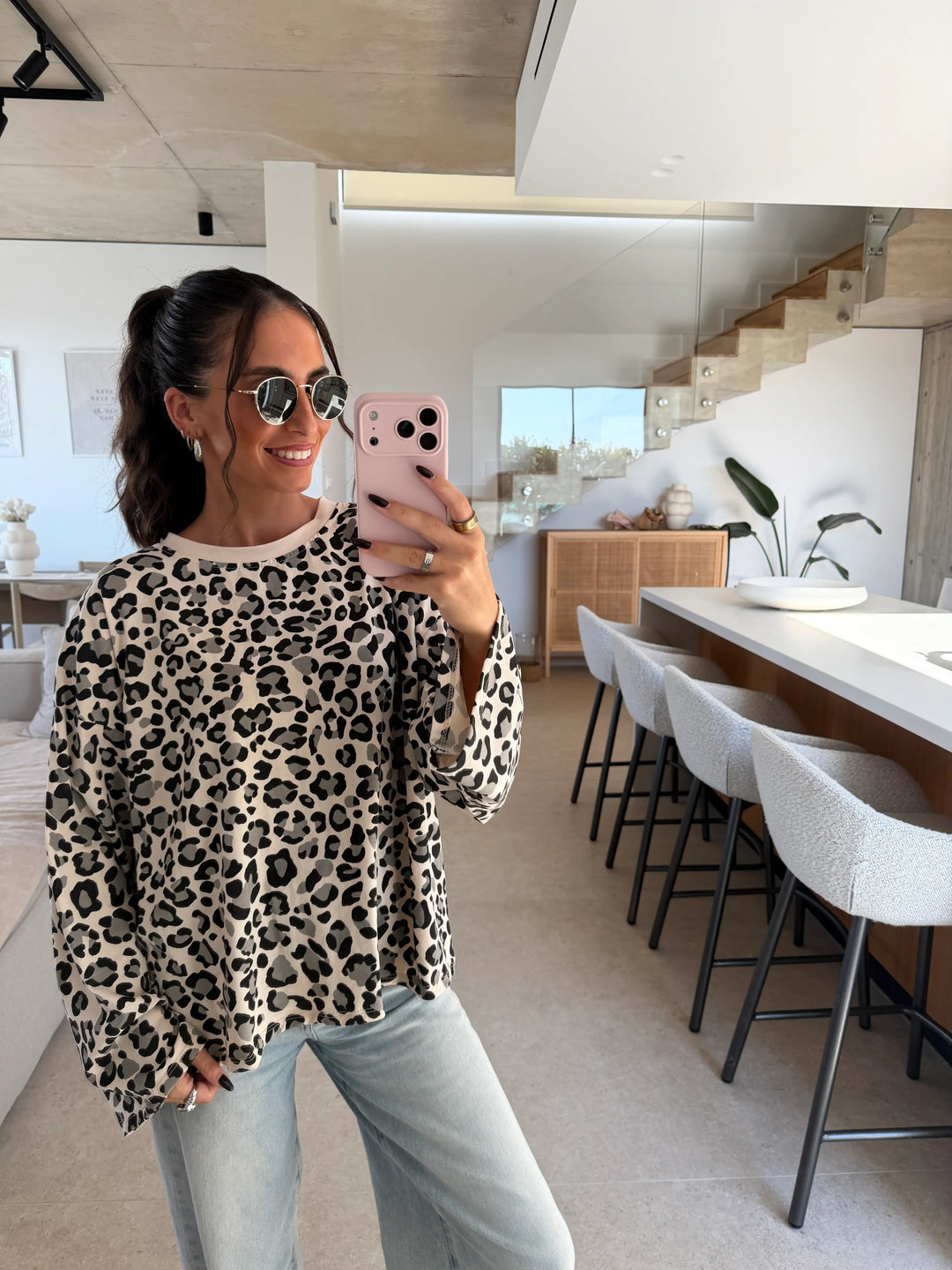 Longsleeve Leo – Creme – Detailansicht am Model | Lisa’s Boutique