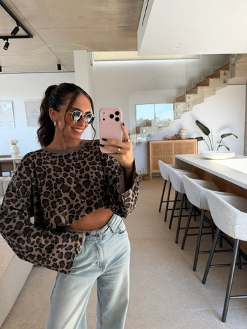 Longsleeve Leo – Braun – Outfit-Ansicht mit Jeans | Lisa’s Boutique