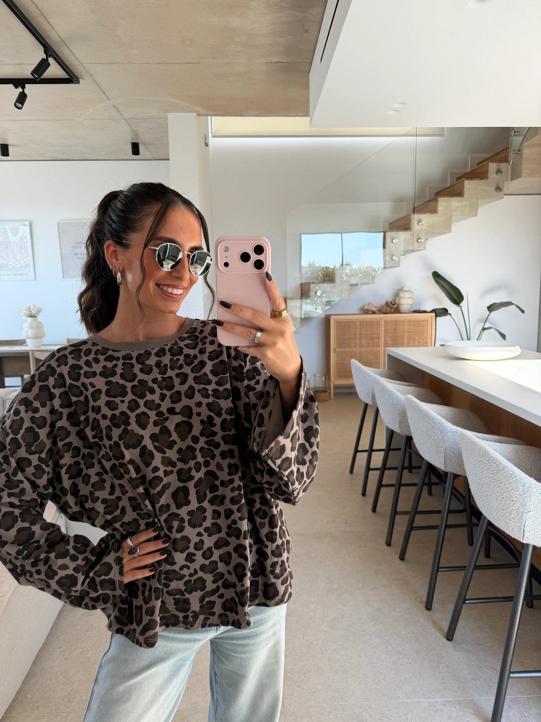 Longsleeve Leo – Braun – Detailansicht am Model | Lisa’s Boutique