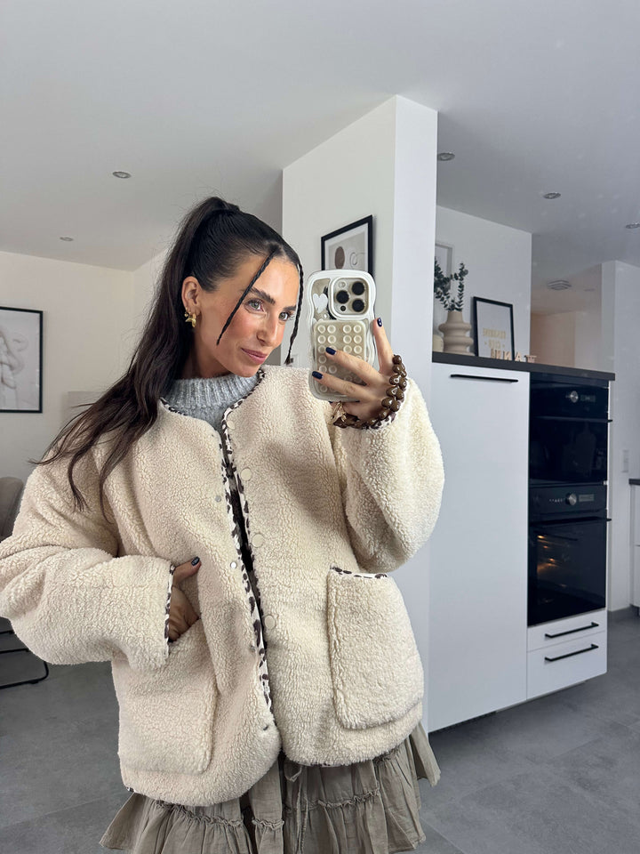 Teddyjacke mit Leo-Details – Beige