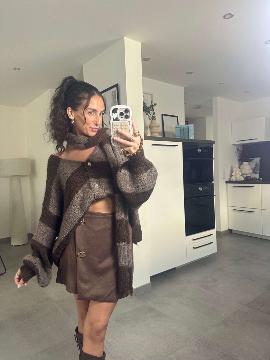 Gestreifter Strickcardigan mit Schal – Braun & Taupe