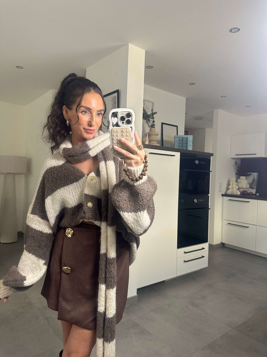 Gestreifter Strickcardigan mit Schal – Creme & Braun