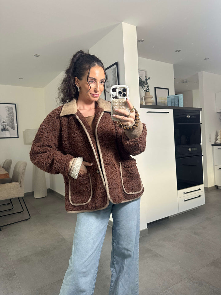 Flauschige Jacke mit Kragen – Braun