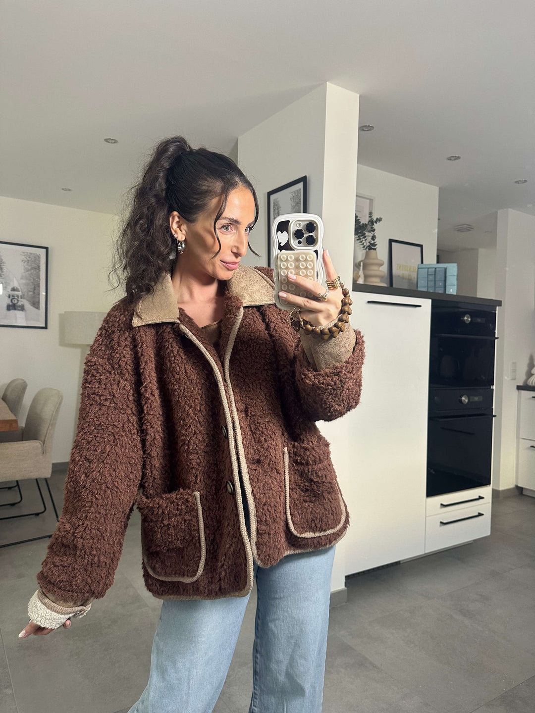 Flauschige Jacke mit Kragen – Braun