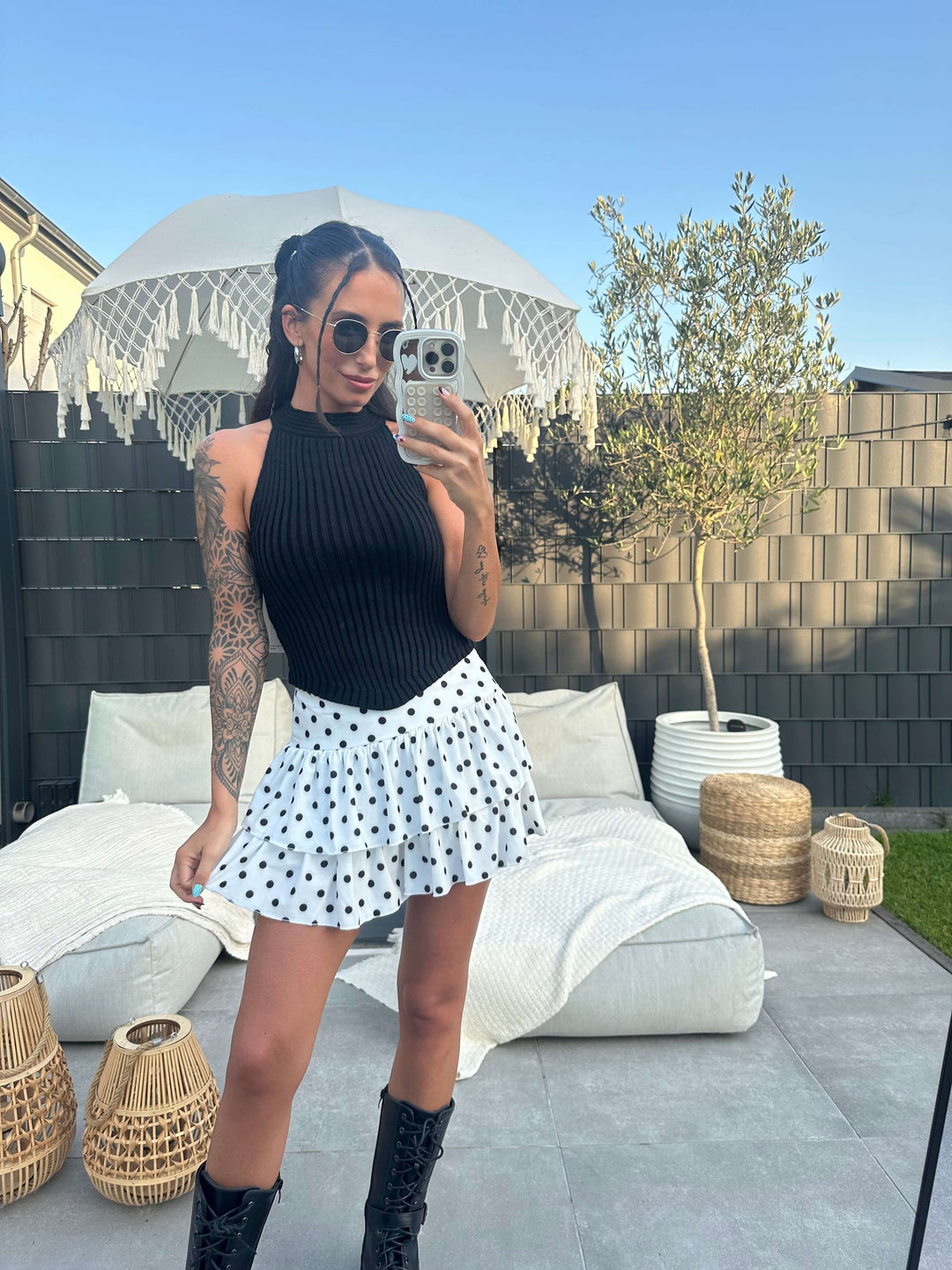 Schwarzes Neckholder-Top mit hochgeschlossenem Schnitt. Vielseitig kombinierbar, leichtes Material, perfekt für Sommer und Events. Jetzt bei Lisa’s Boutique entdecken!