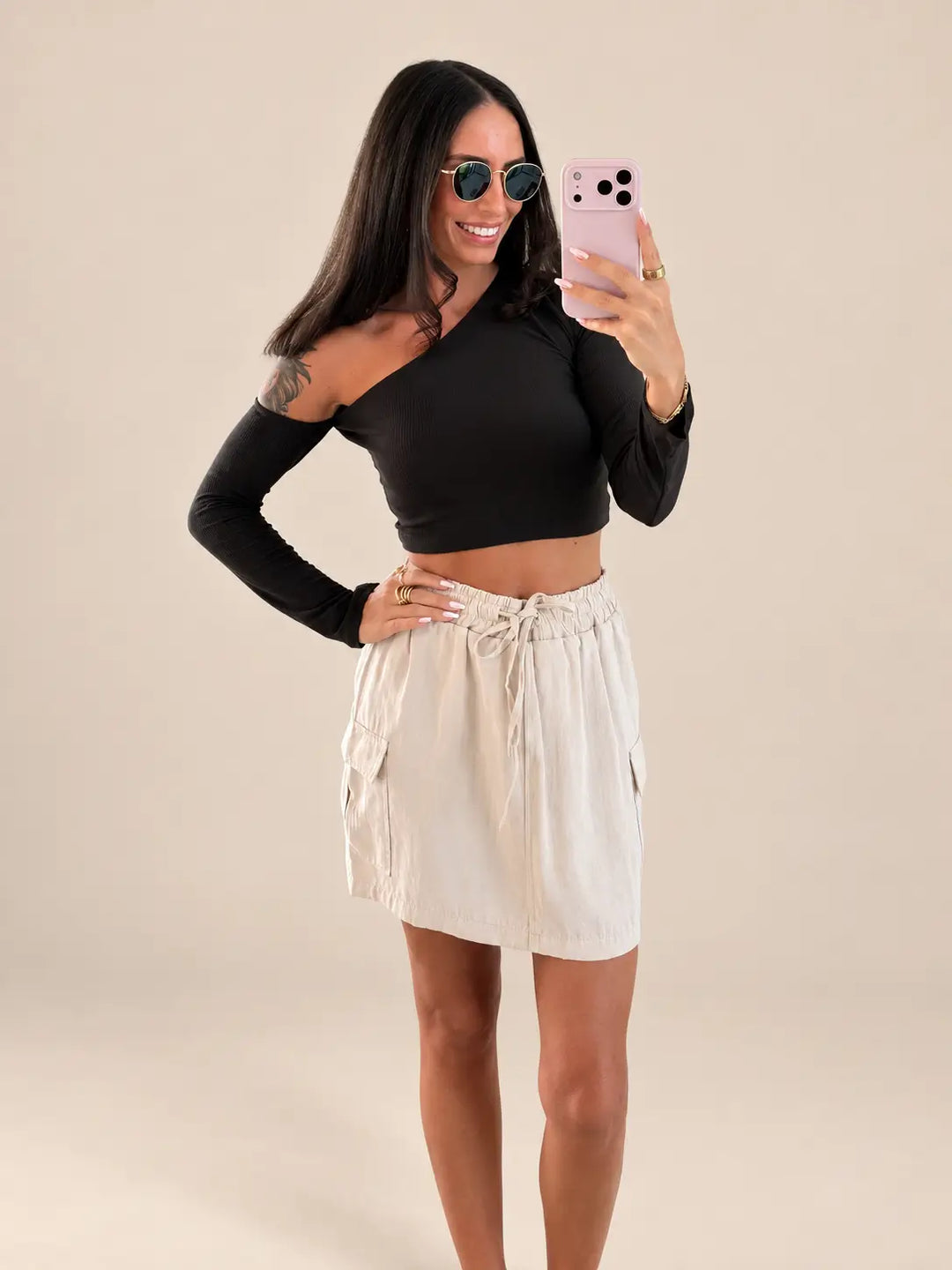 Asymmetrische one shoulder top dames in Bruin met cargo rok | Lisa’s Boutique