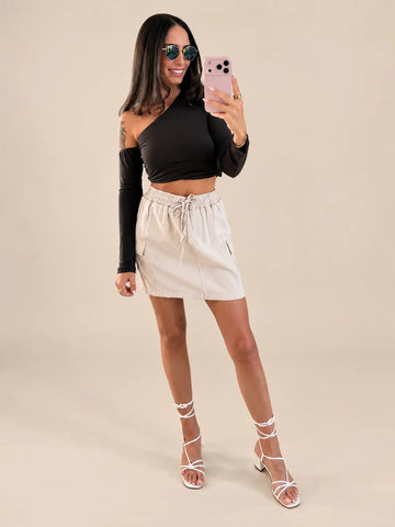 Asymmetrische one shoulder top dames in Bruin met cargo rok, totaalbeeld | Lisa’s Boutique