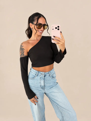 Asymmetrisch damestopje in Bruin met lange mouwen en blote schouder, gecombineerd met jeans | Lisa’s Boutique