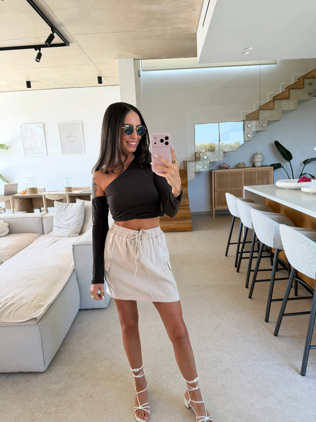 Asymmetrische Top – Bruin – gedragen door een model | Lisa’s Boutique