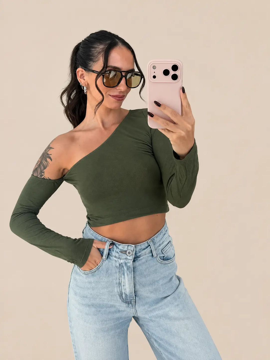 Asymmetrisches Oberteil Damen in Khaki mit schulterfreiem Ausschnitt und langen Ärmeln, Vorderansicht | Lisa’s Boutique