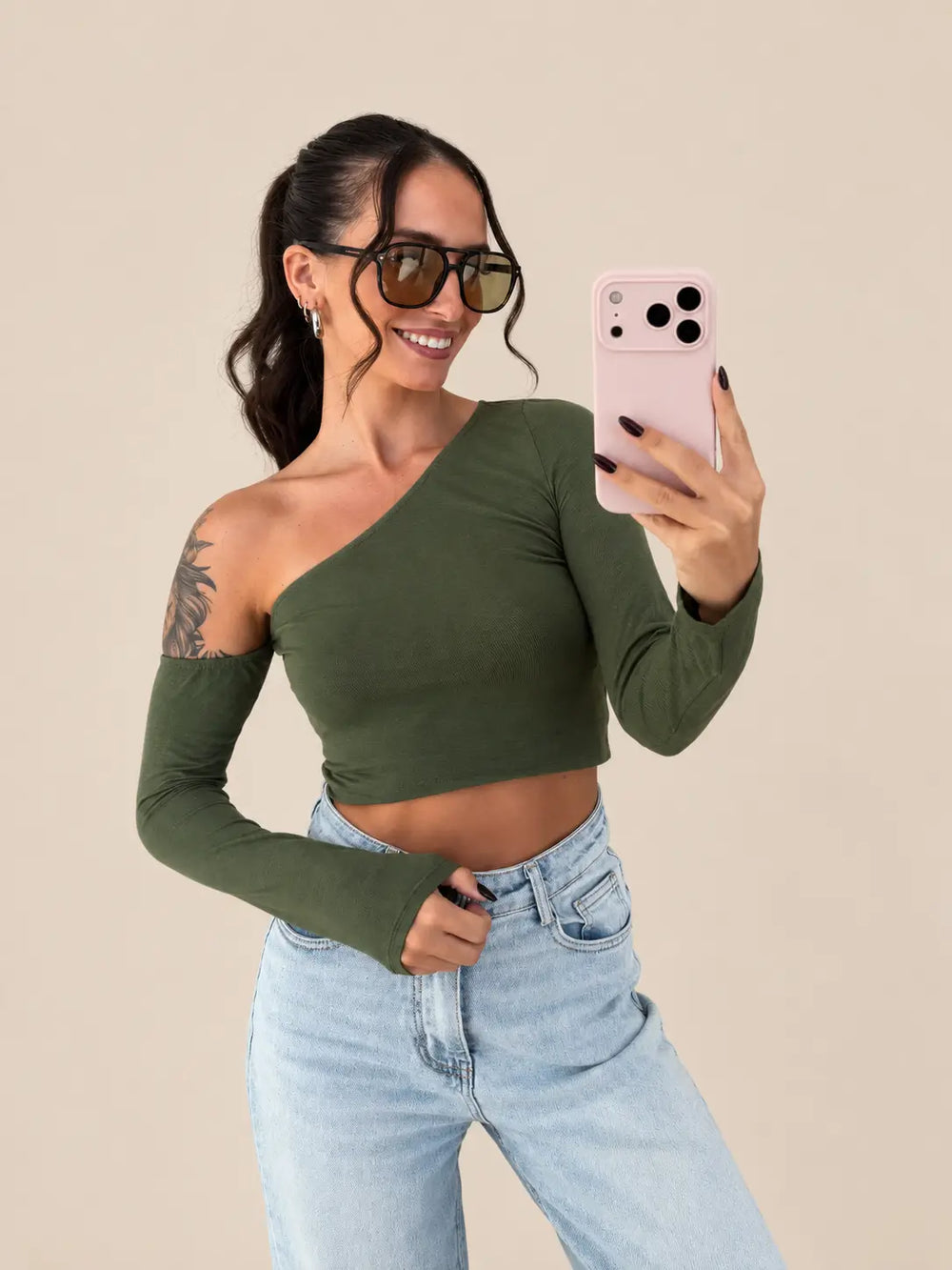 Asymmetrisches Oberteil Damen in Khaki mit körpernaher Passform, kombiniert mit heller Jeans | Lisa’s Boutique
