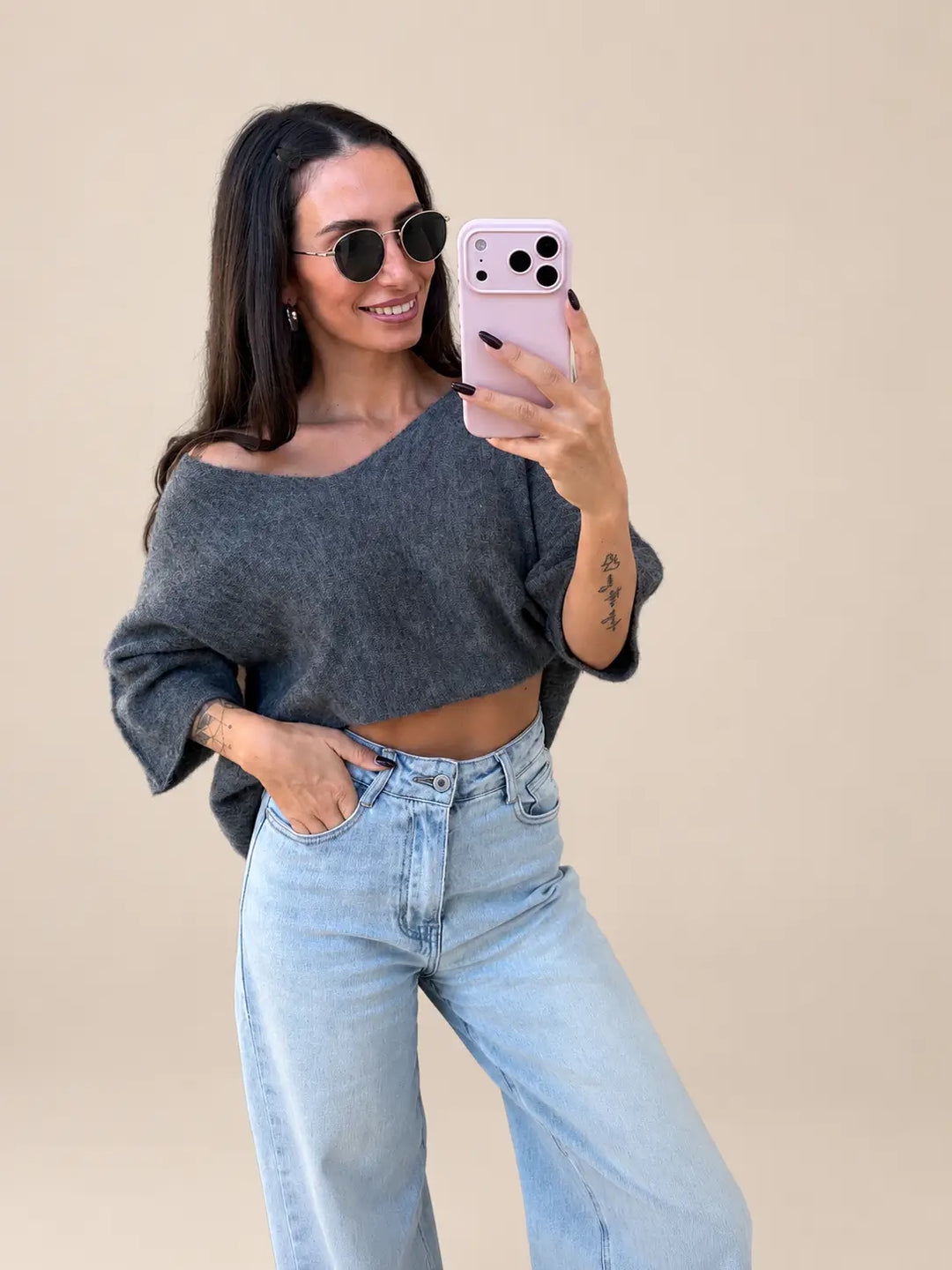 Women’s grey basic jumper with a V-neck, cropped with light jeans | Lisa’s Boutique