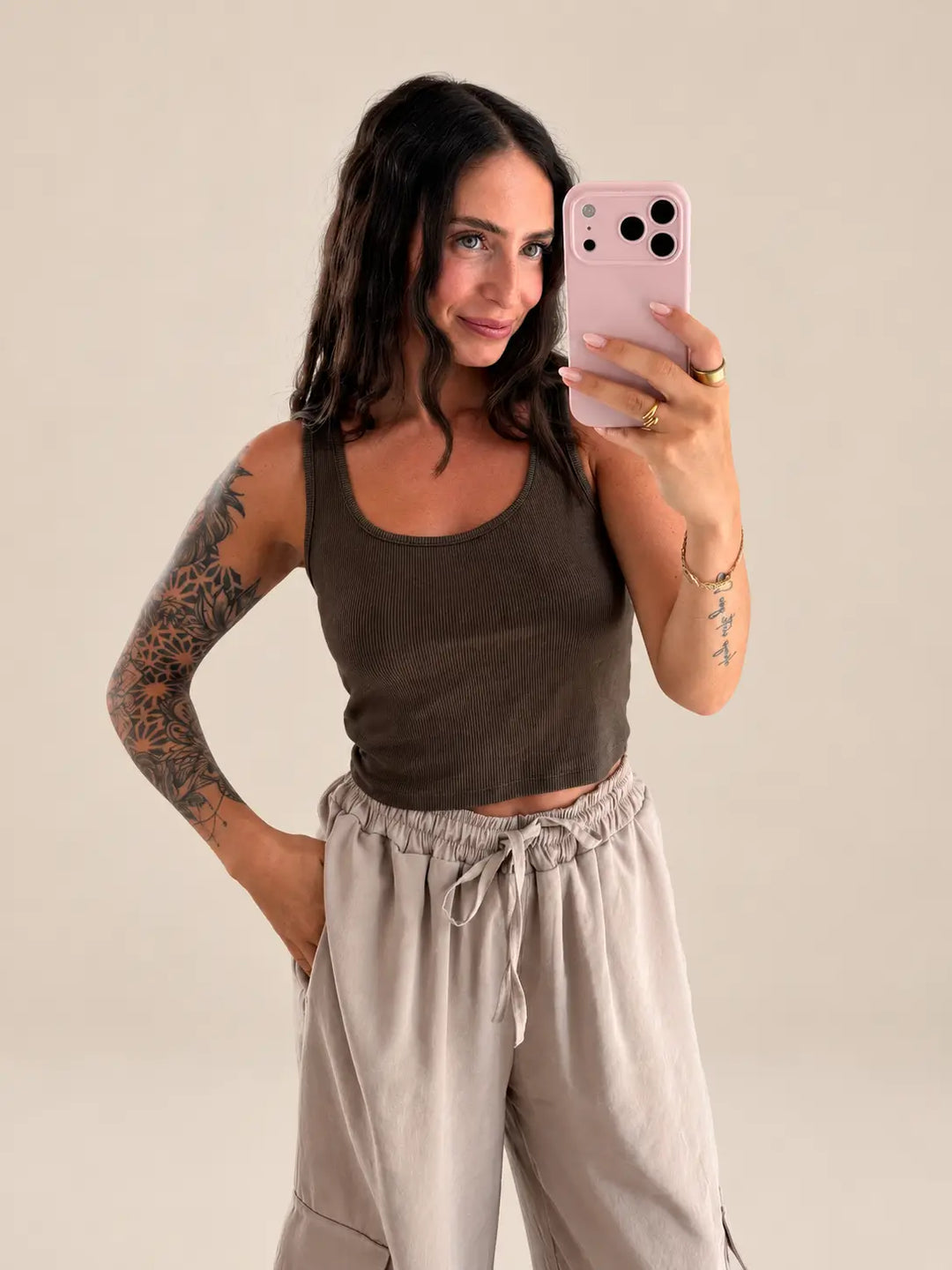Top basic donna marrone, a coste, nel look | Lisa’s Boutique