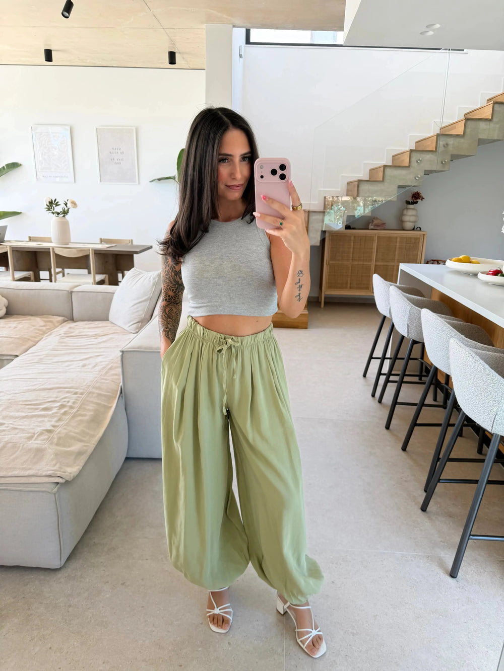 Basic Top – Grau – am Model | Lisa’s Boutique