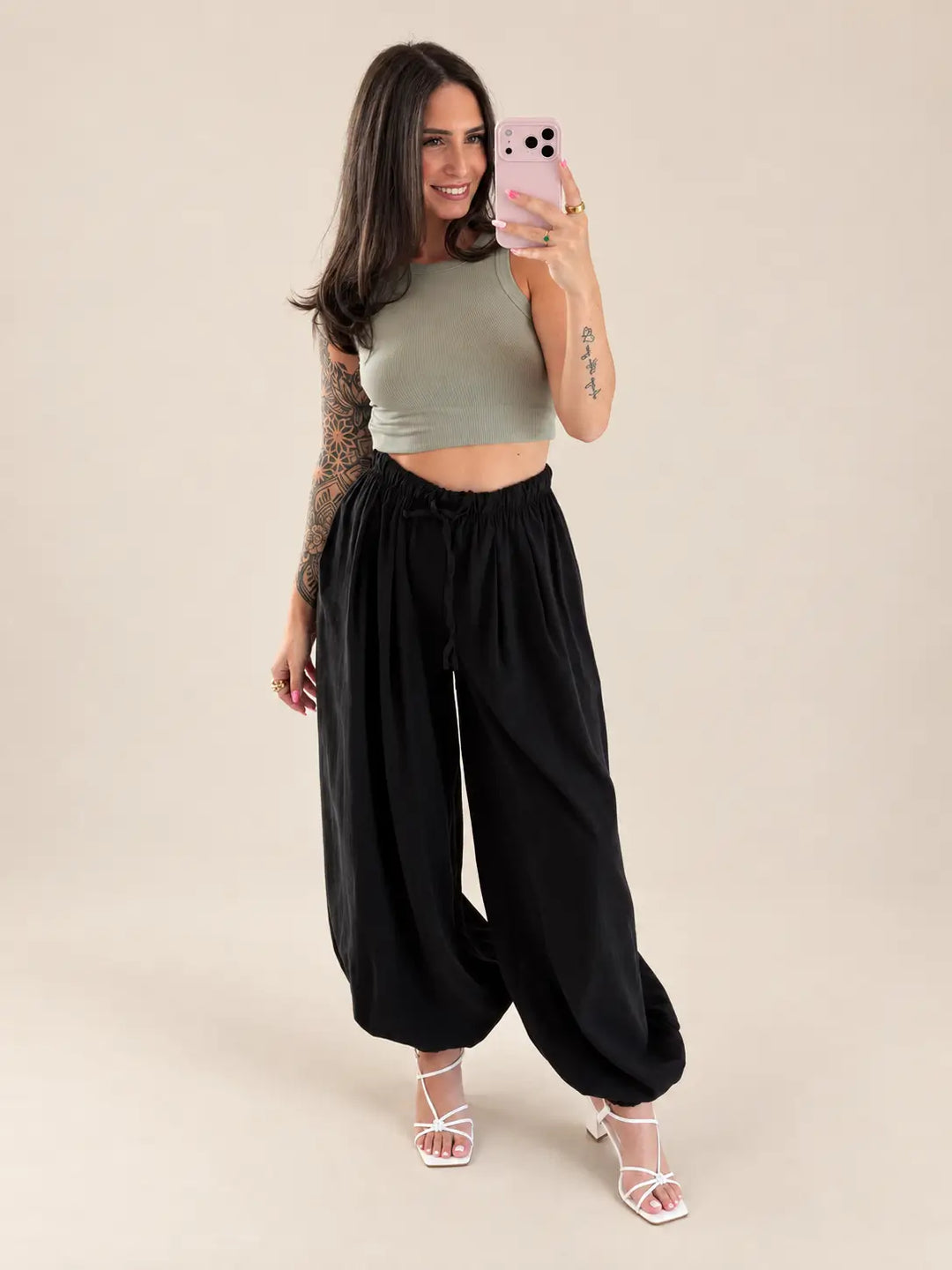 Basic Top Damen in Khaki und lockere Hose in Schwarz | Lisa’s Boutique