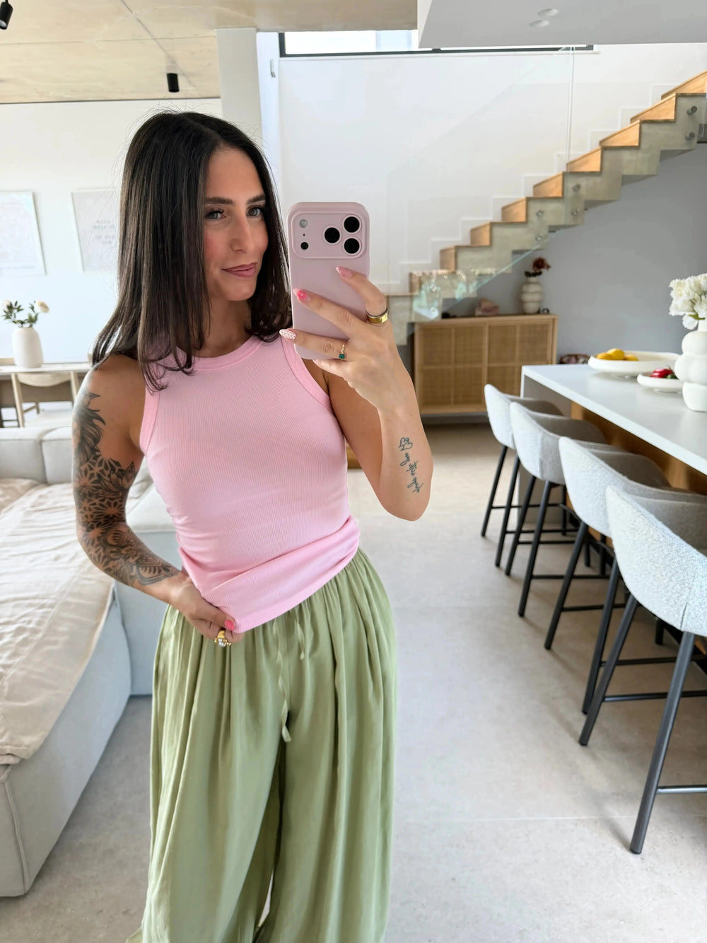 Basic Top – Rosa – am Model | Lisa’s Boutique