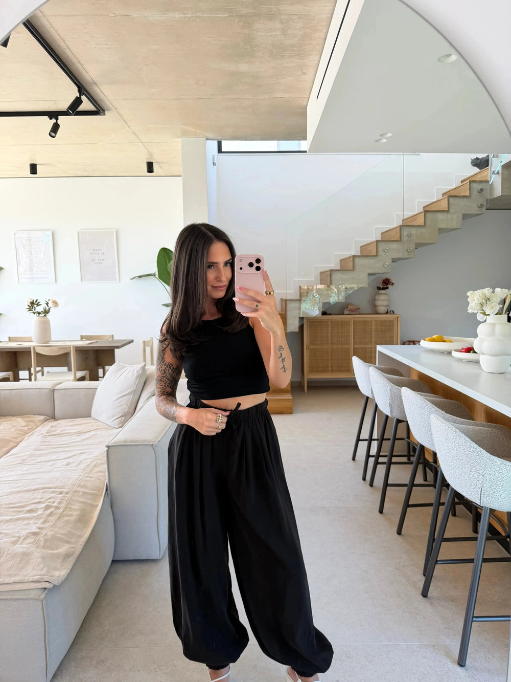 Basic Top – Schwarz – am Model | Lisa’s Boutique