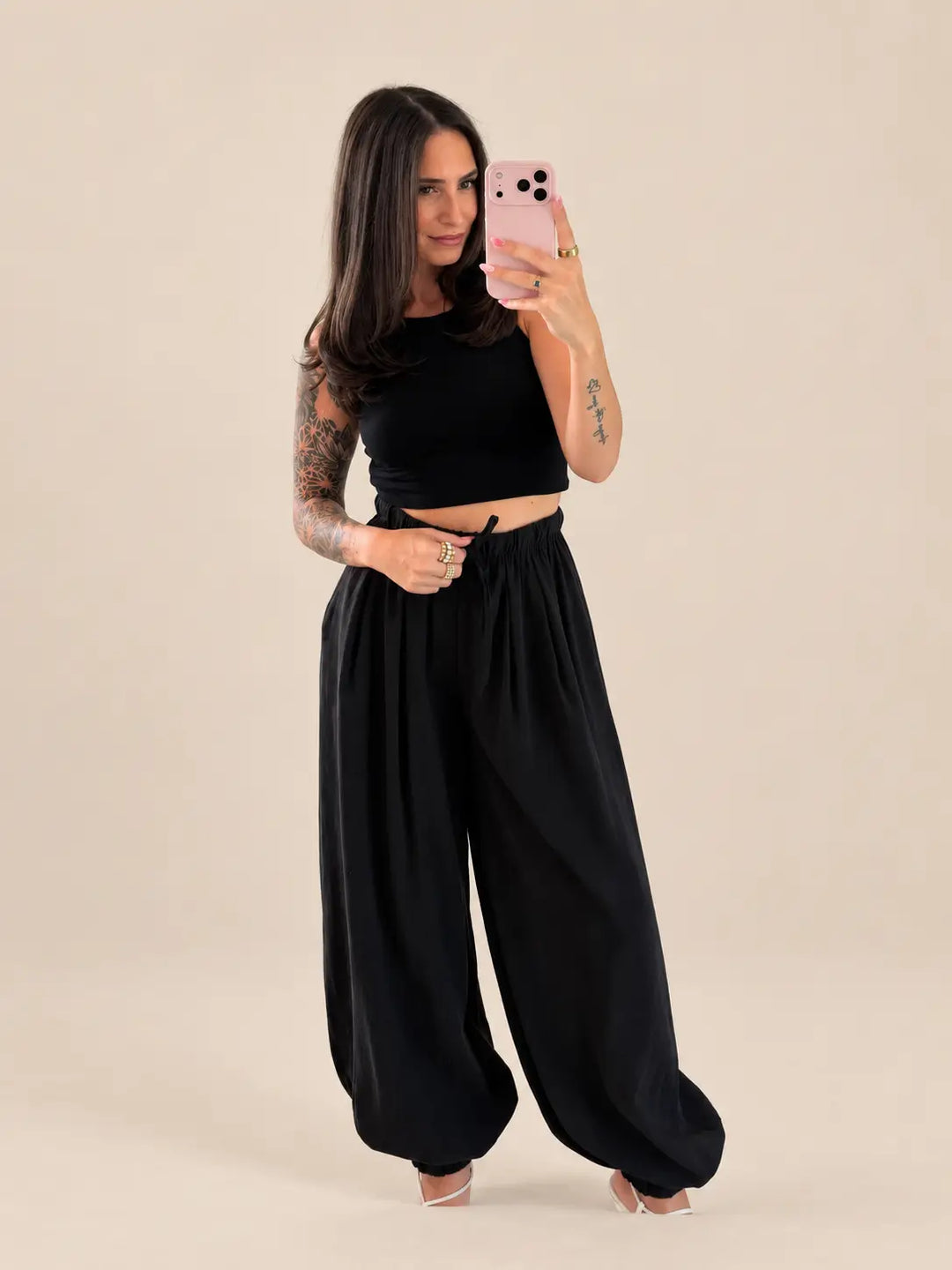Basic Top Damen in Schwarz mit lockerer Hose in Schwarz | Lisa’s Boutique