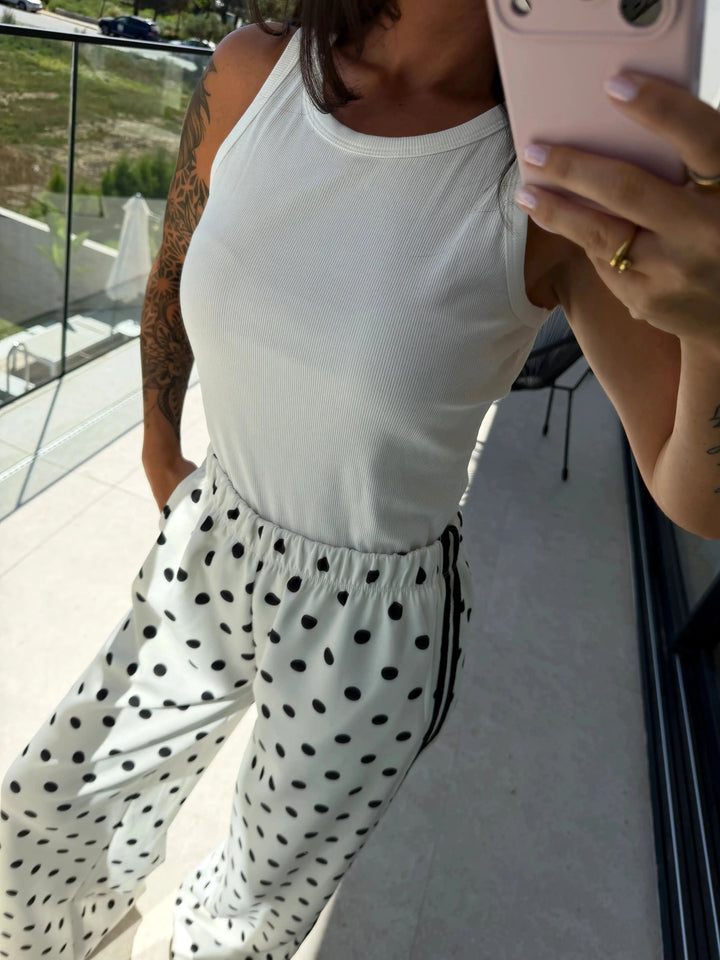 Basic Top – Weiß – Nahansicht am Model | Lisa’s Boutique