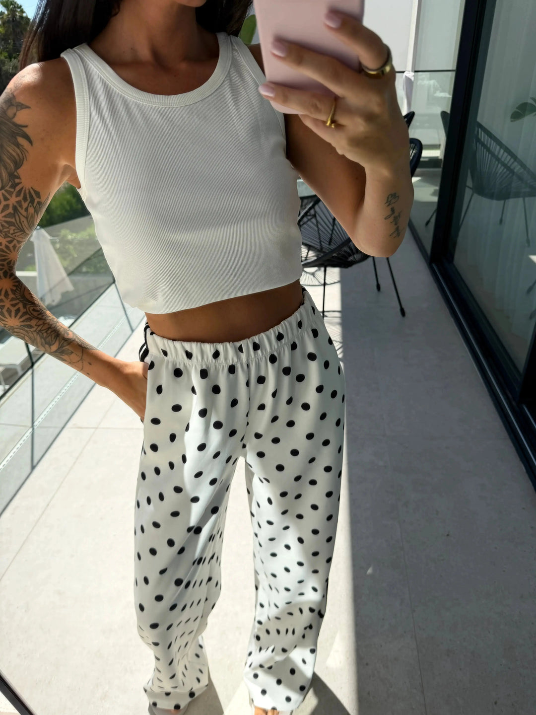 Basic Top – Weiß – Nahansicht am Model | Lisa’s Boutique