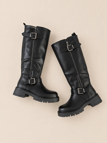 Stivali biker donna in nero con suola carrarmato, paio visto dall’alto | Lisa’s Boutique