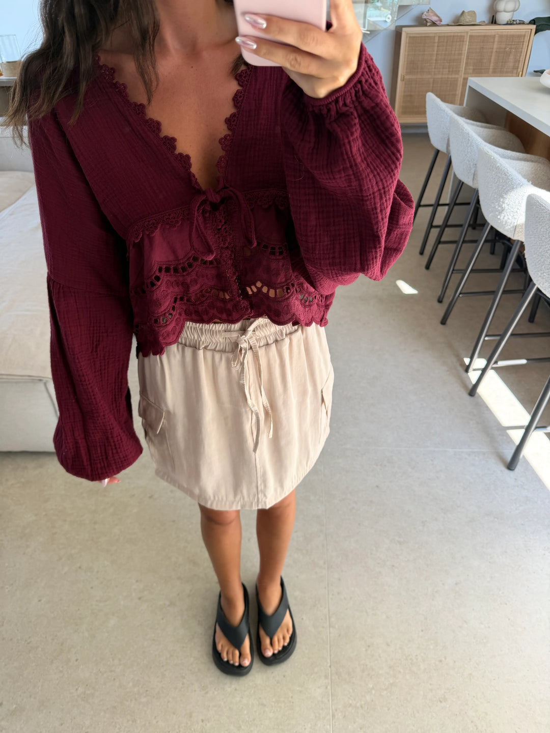 Bluse Damen in Bordeaux mit Häkelspitze, Lochstickerei und weiten Ballonärmeln | Lisa’s Boutique