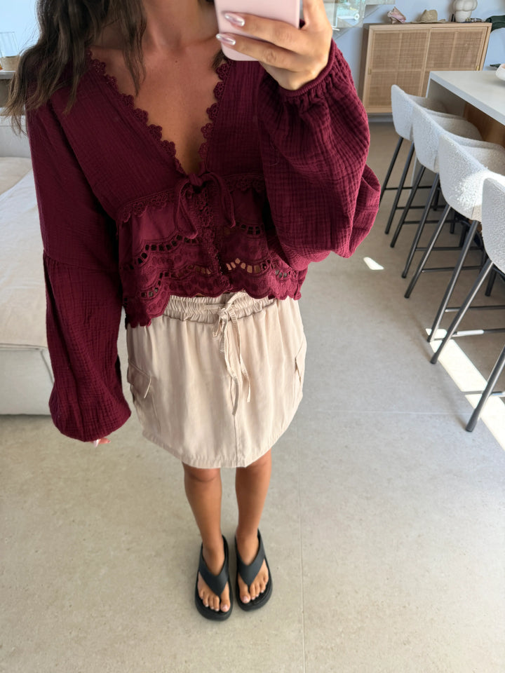 Bluse Damen in Bordeaux mit Häkelspitze, Lochstickerei und weiten Ballonärmeln | Lisa’s Boutique