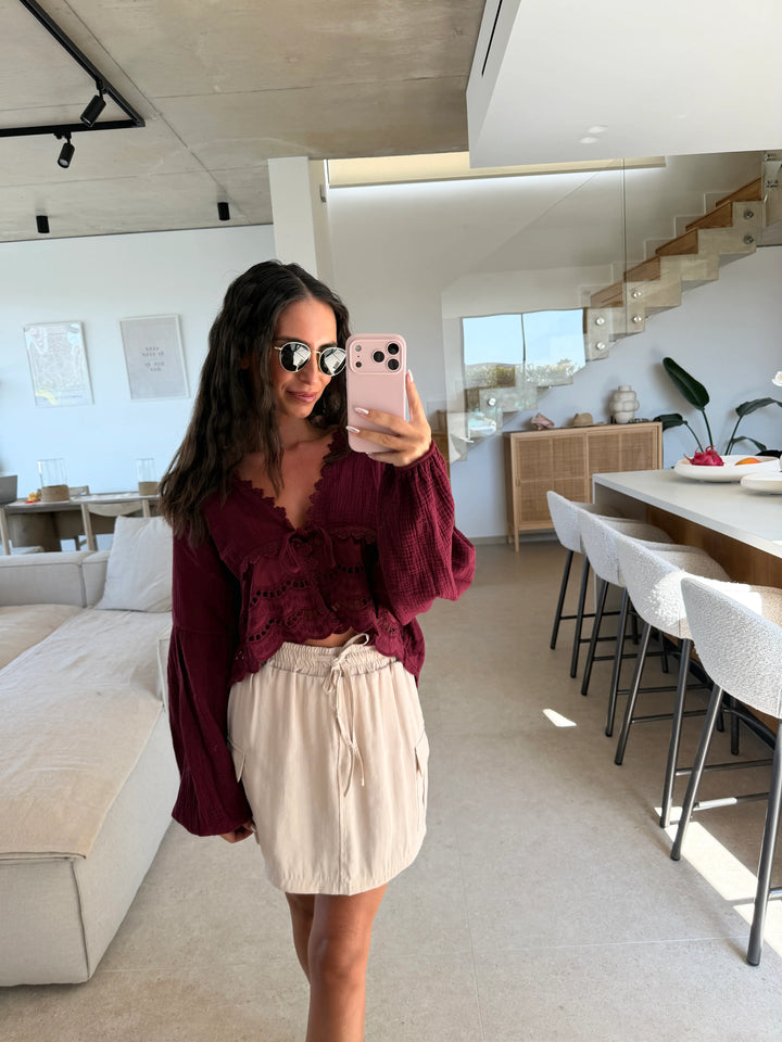 Bluse mit Stickerei Damen in Bordeaux mit V Ausschnitt und Bindeband | Lisa’s Boutique