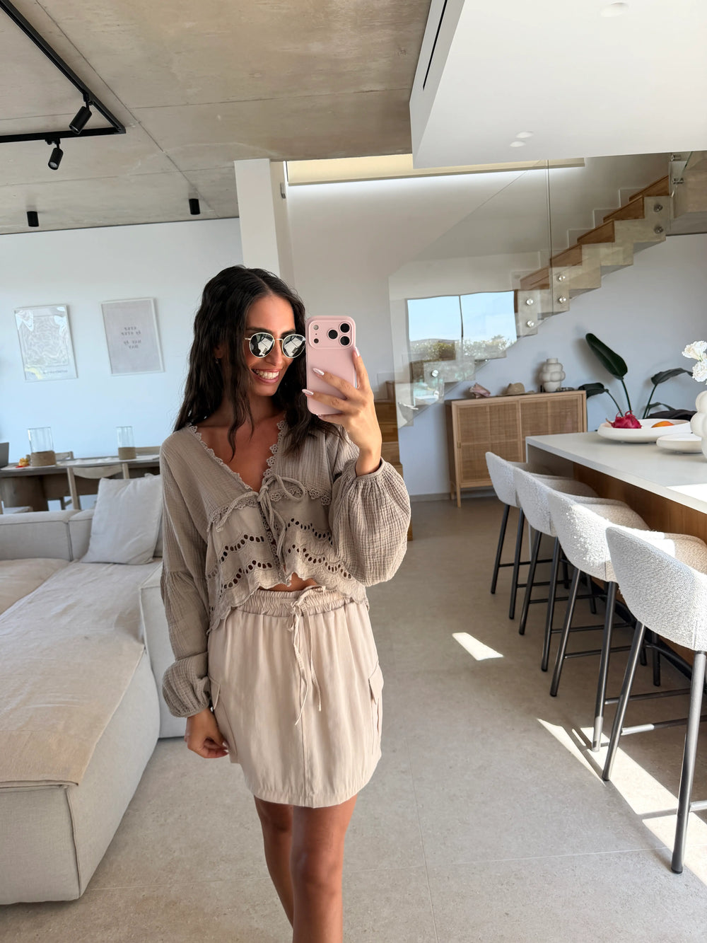Bluse mit Stickerei Damen in Taupe mit Ballonärmeln und Bindeband | Lisa’s Boutique