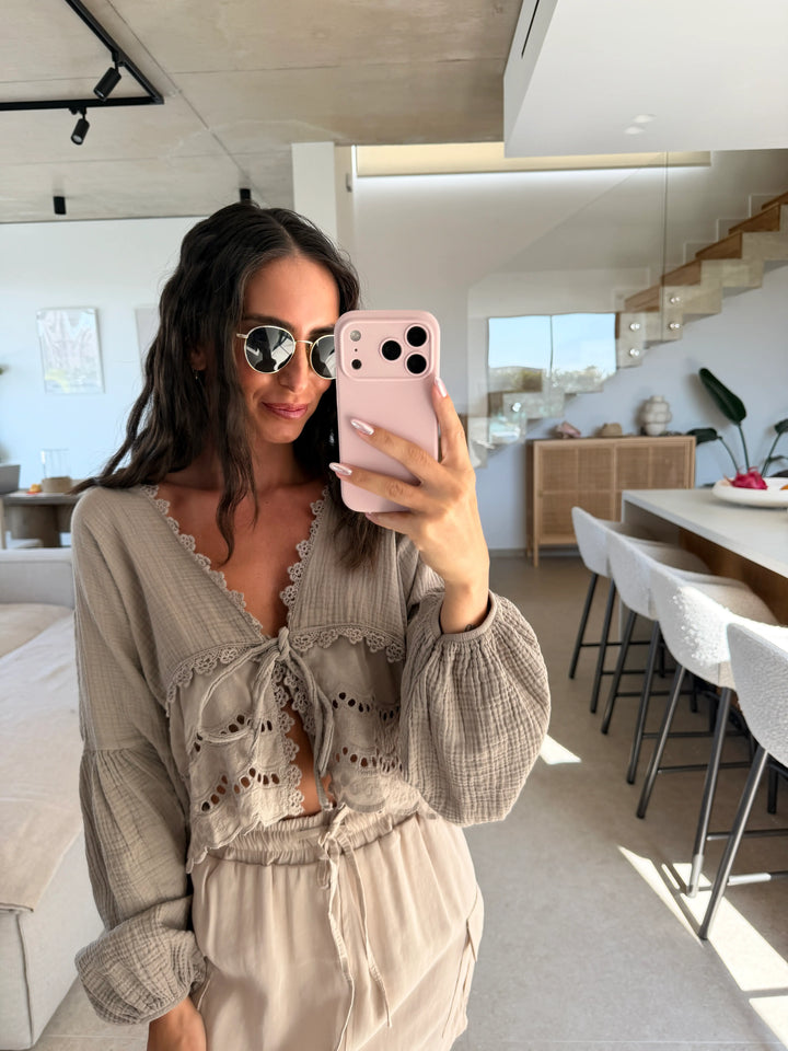 Bluse Damen in Taupe mit Häkelspitze, Lochstickerei und weiten Ballonärmeln | Lisa’s Boutique