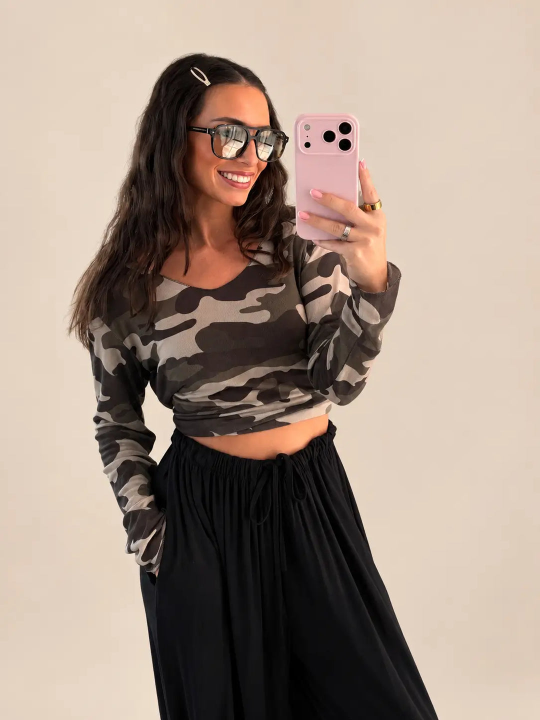 Camouflage Langarmshirt Damen mit V Ausschnitt und langen Ärmeln zu schwarzer Hose | Lisa’s Boutique