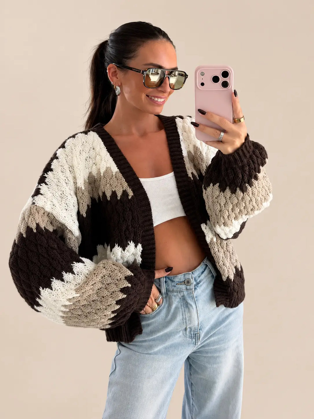 Grofgebreid vest dames in Bruin met zigzagpatroon, vooraanzicht aan het model met lichte jeans | Lisa’s Boutique
