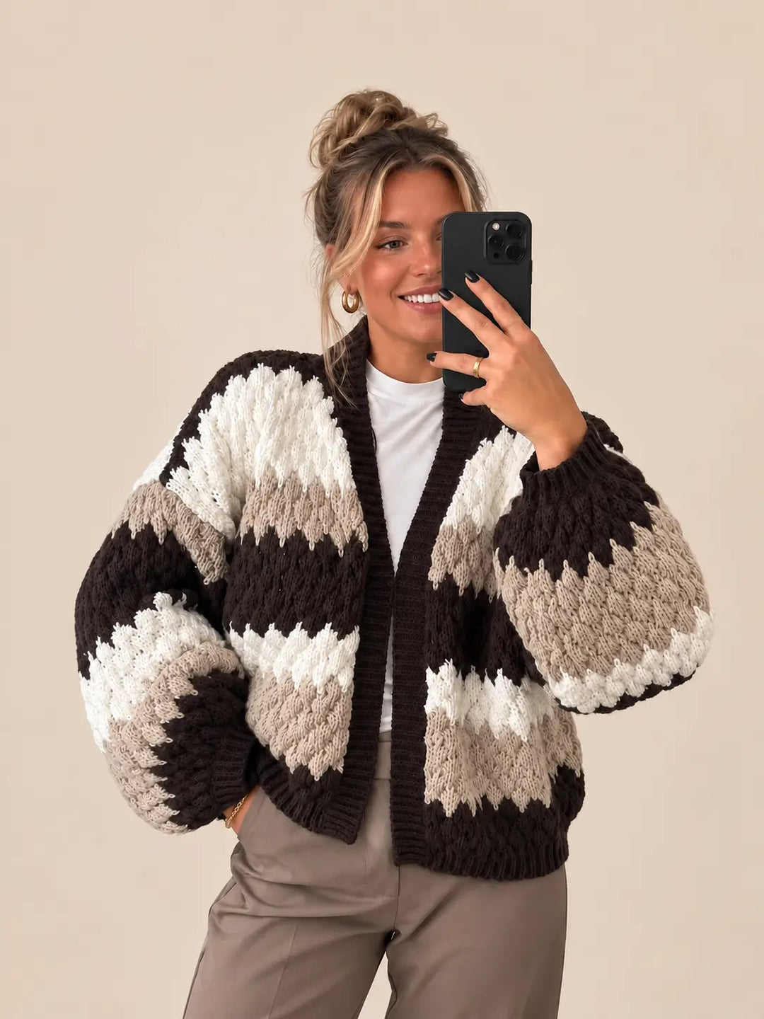 Grobstrick-Cardigan Damen in Braun und Creme mit Zickzackmuster, offen getragen | Lisa’s Boutique