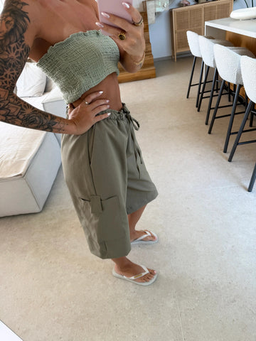 3/4 Cargo Pants – Khaki – close-up on a model | Lisa’s Boutique