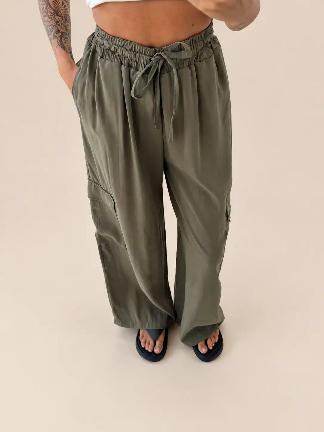 Cargobroek dames in Khaki, zakdetail | Lisa’s Boutique