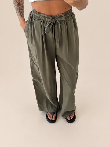 Spodnie cargo damskie w kolorze khaki, szczegół kieszeni | Lisa’s Boutique