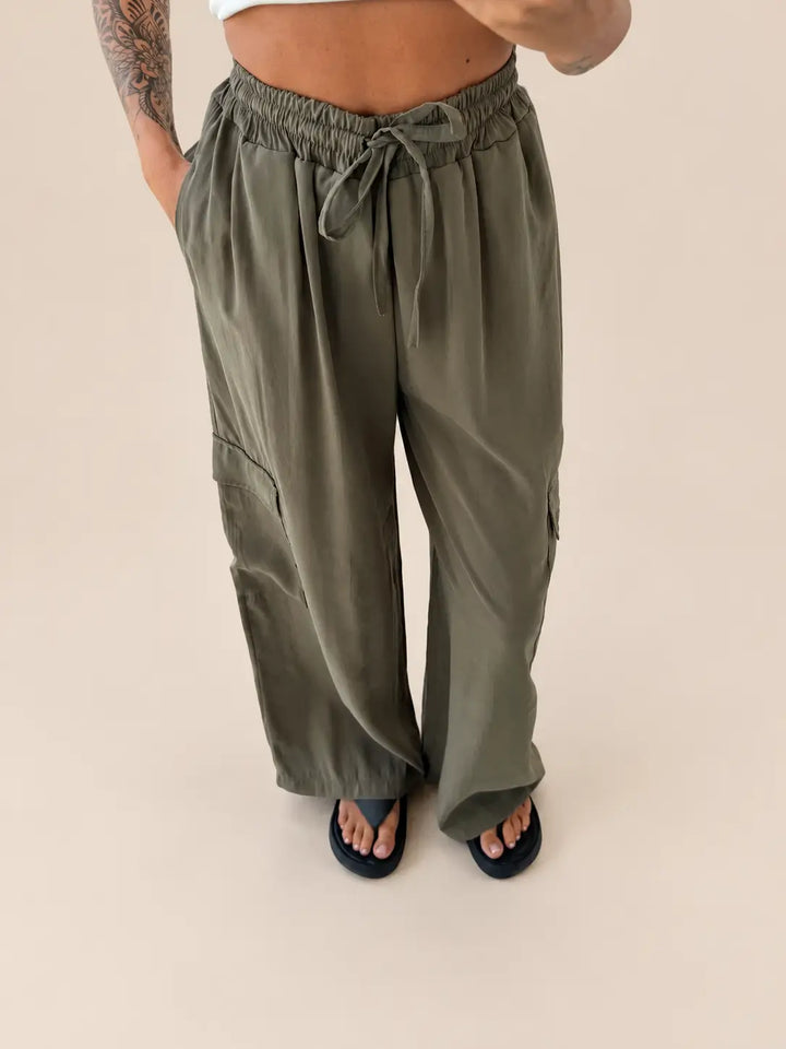 Cargobroek dames in Khaki, zakdetail | Lisa’s Boutique