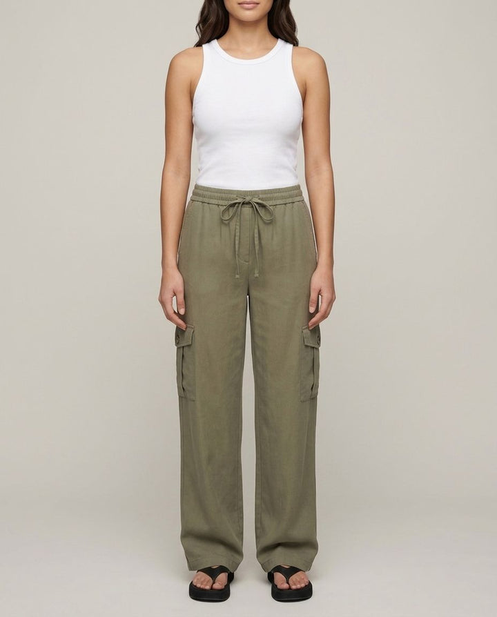 Khakifarbene Cargo Hose im Outfit | Lisa’s Boutique