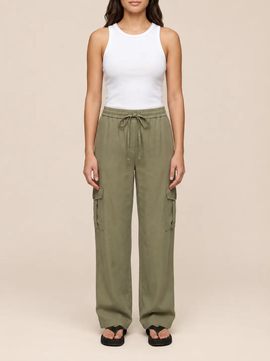 Cargobroek dames in Khaki, gedragen in een outfit | Lisa’s Boutique