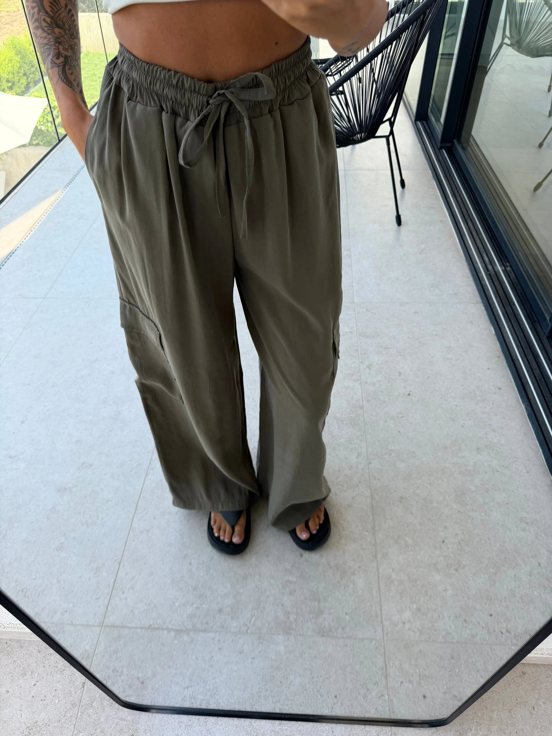 Cargobroek – Khaki – detailweergave op een model | Lisa’s Boutique