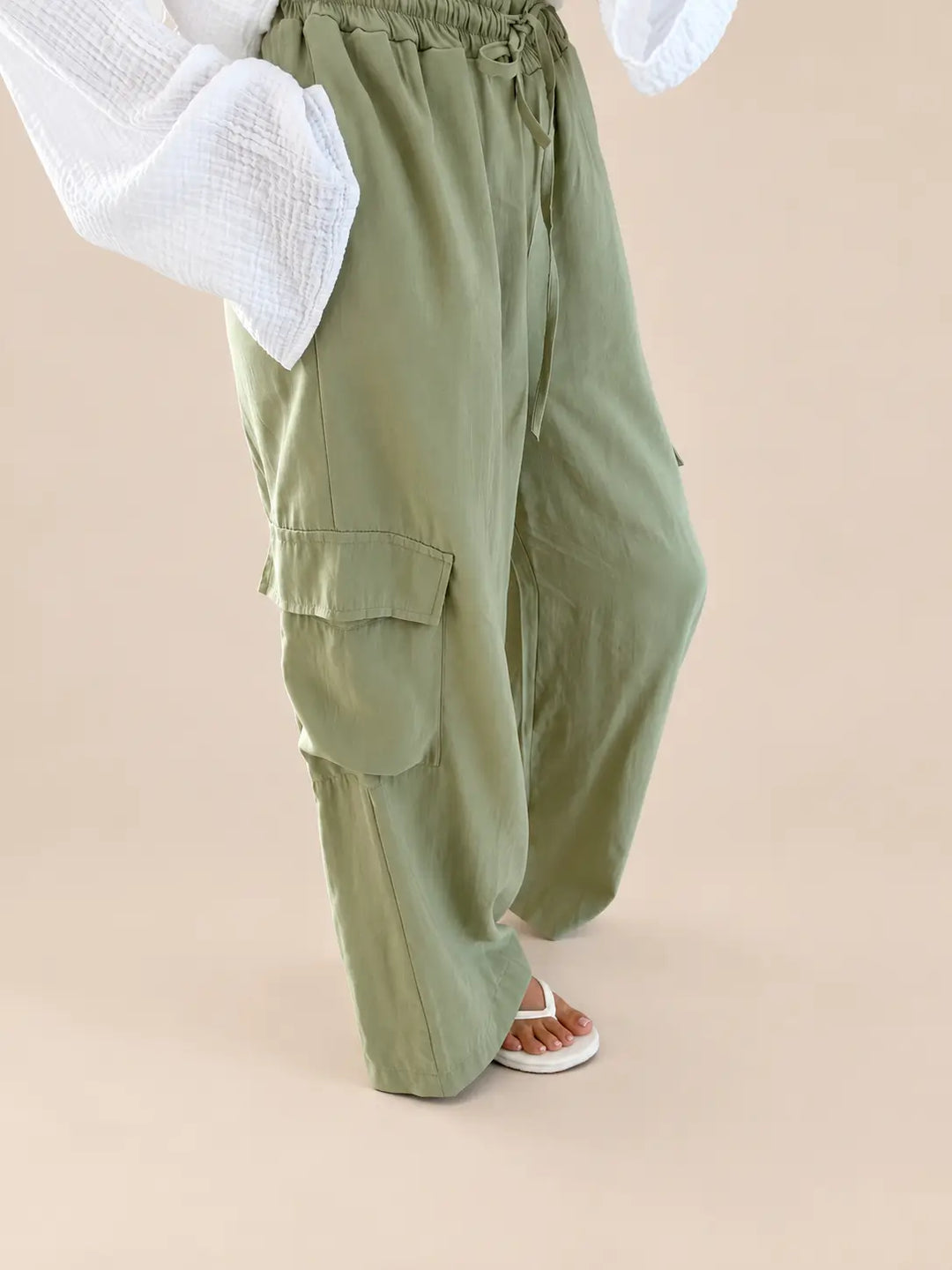 Women’s cargo trousers in Sage, Detail view | Lisa’s Boutique