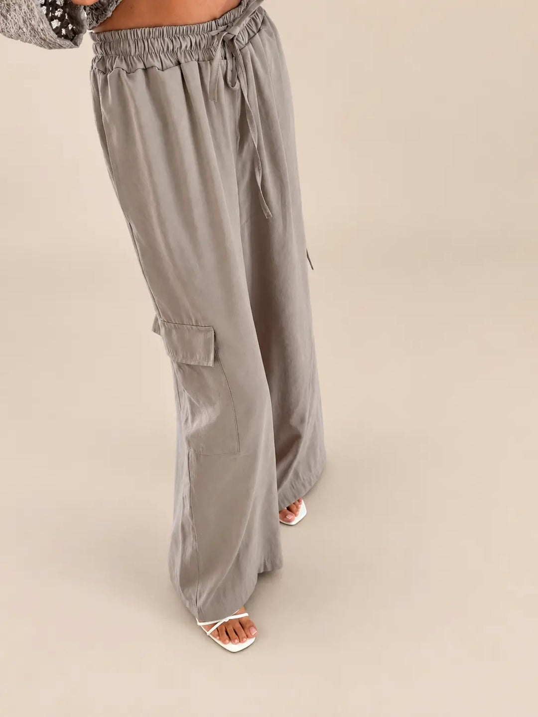 Pantaloni cargo donna color fango, vista frontale | Lisa’s Boutique