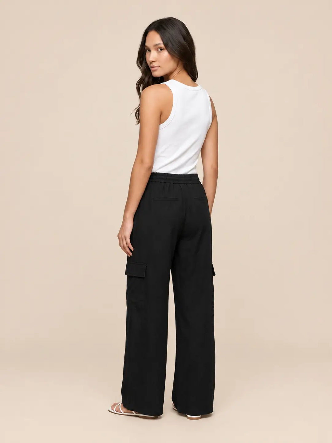 Cargobroek dames in Zwart, gedragen in een outfit | Lisa’s Boutique