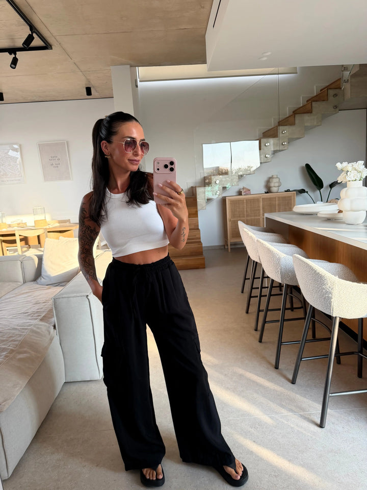 Cargobroek – Zwart – gedragen door een model | Lisa’s Boutique