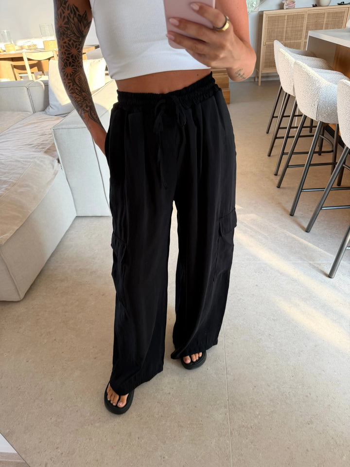 Cargobroek – Zwart – detailweergave op een model | Lisa’s Boutique