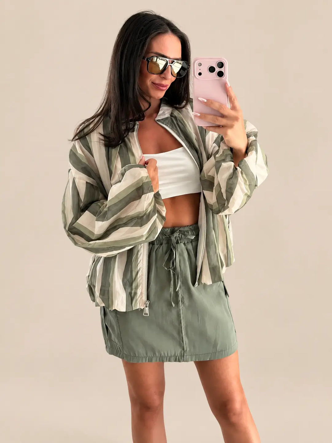 Gonna cargo donna in kaki con giacca a righe kaki e top bianco | Lisa’s Boutique