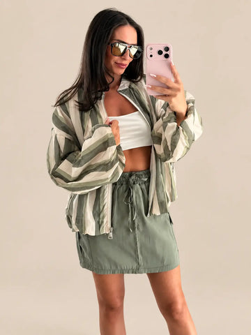Gonna cargo donna in kaki con giacca a righe kaki e top bianco | Lisa’s Boutique